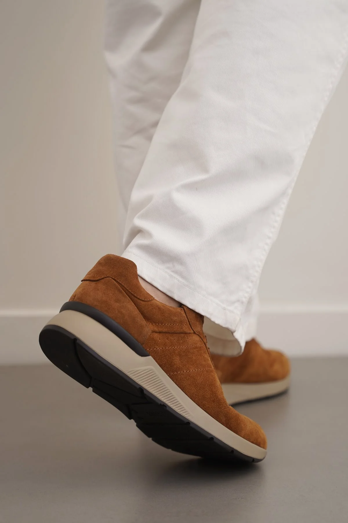 LACE-UP LEATHER SNEAKERS